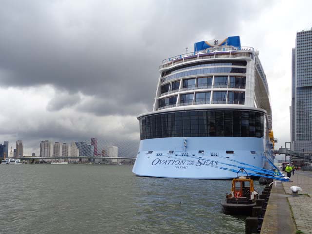 Cruiseschip ms Ovation of the Seas van Royal Caribbean International aan de Cruise Terminal Rotterdam